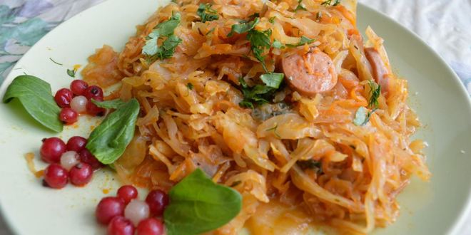 Рецепт Тушеной капусты с сосисками в мультиварке