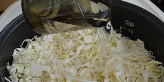 Рецепт тушеной капусты с сосисками в мультиварке