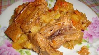 Рецепт Тушеного картофеля со свиными ребрышками в сметане