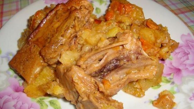 Рецепт тушеного картофеля со свиными ребрышками в сметане