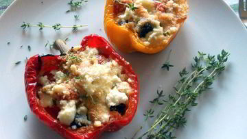 Рецепт Запеченного сладкого перца, фаршированного помидорами черри, оливками и фетой