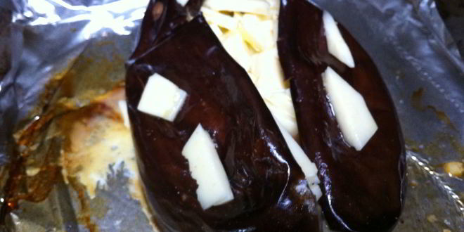 Рецепт запеченного целиком баклажан с овощами