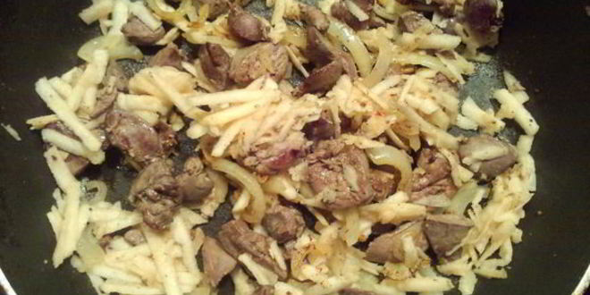 Рецепт куриной печени с яблоками под сметаной