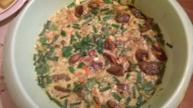 Рецепт куриной печени с яйцами, овощами и горчицей, запеченная в микроволновке