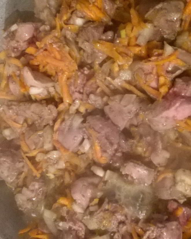 Рецепт куриной печени с яйцами, овощами и горчицей, запеченная в микроволновке