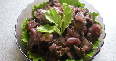 Рецепт Куриной печенки с красным луком в красном вине