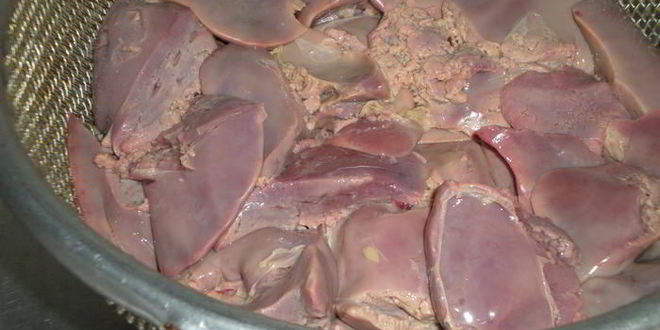 Рецепт куриной печенки с красным луком в красном вине