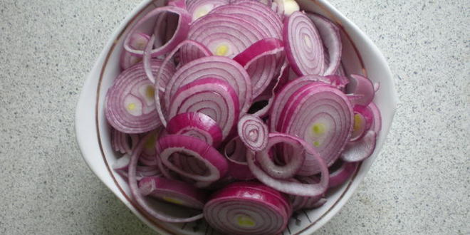 Рецепт куриной печенки с красным луком в красном вине