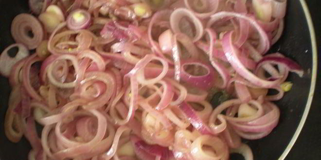 Рецепт куриной печенки с красным луком в красном вине