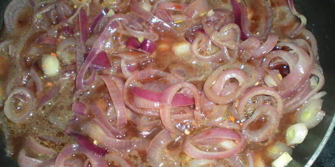 Рецепт куриной печенки с красным луком в красном вине