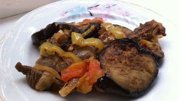 Рецепт Куриных желудочков и печень, тушеные с баклажанами