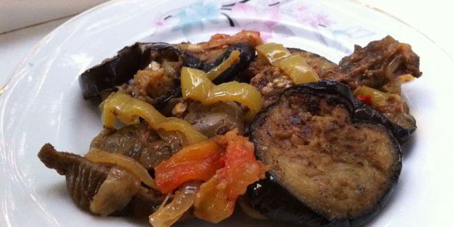 Рецепт Куриных желудочков и печень, тушеные с баклажанами