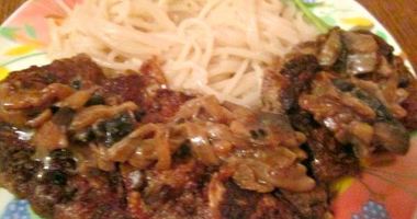 Рецепт Отбивных из печени со сливочно-грибным соусом