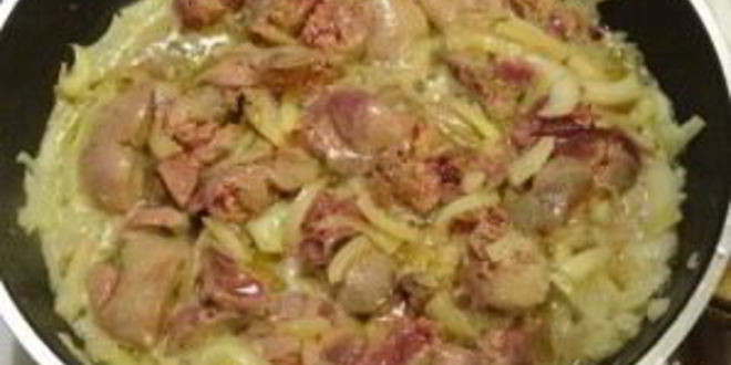 Рецепт печени куриной, тушенной с луком