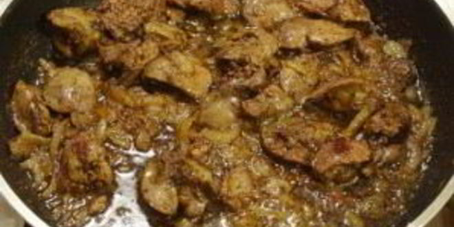 Рецепт печени куриной, тушенной с луком