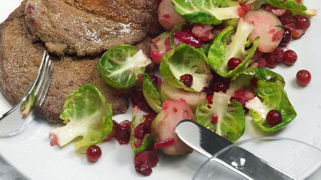 Рецепт печени с шалфеем, клюквой и брюссельской капустой