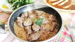 Рецепт Печени жареной куриной с луком в сметане на сковороде