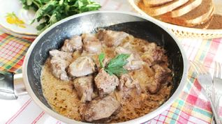 Рецепт Печени жареной куриной с луком в сметане на сковороде