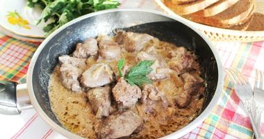 Рецепт Печени жареной куриной с луком в сметане на сковороде