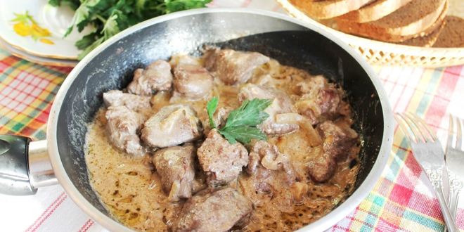 Рецепт Печени жареной куриной с луком в сметане на сковороде