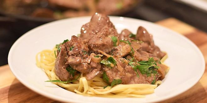 Рецепт Свиной печени в сметане с луком тушеная