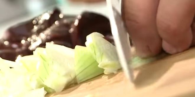 Рецепт свиной печени в сметане с луком тушеная