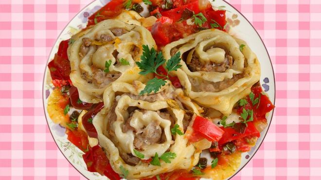 Рецепт ленивых пельменей на овощной подушке в духовке