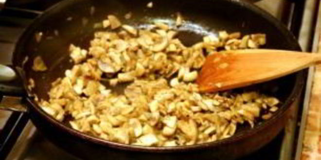 Рецепт пельменей с грибами в горшочках