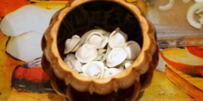 Рецепт пельменей с грибами в горшочках