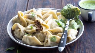 Рецепт Пельменей с томленой бараниной и мятным соусом