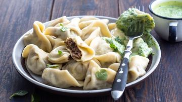 Рецепт Пельменей с томленой бараниной и мятным соусом