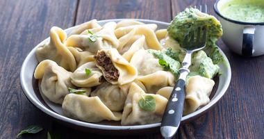 Рецепт Пельменей с томленой бараниной и мятным соусом