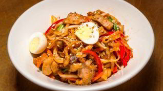 Рецепт Пшеничной лапши с курицей и овощами