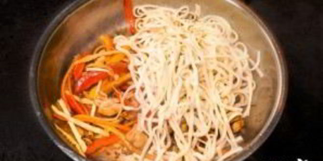 Рецепт пшеничной лапши с курицей и овощами