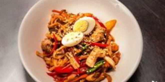 Рецепт пшеничной лапши с курицей и овощами