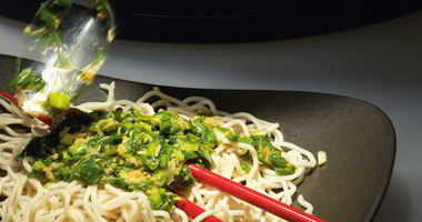 Рецепт Пшеничной лапши с соусом из зеленого лука и имбиря