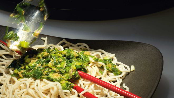 Рецепт пшеничной лапши с соусом из зеленого лука и имбиря