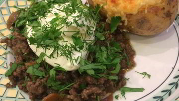 Рецепт Картофеля, запеченного в фольге с мясным рагу