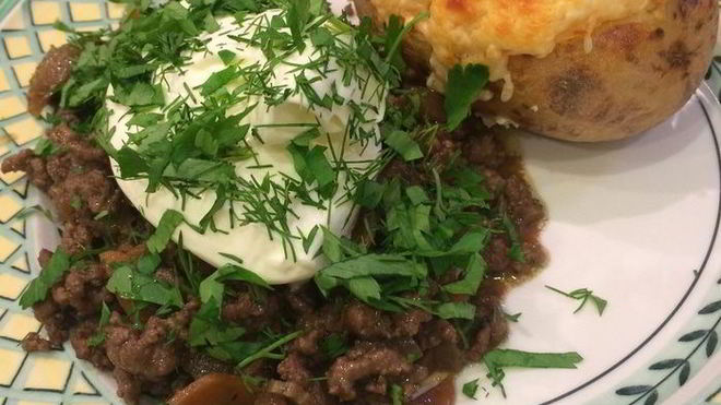 Рецепт картофеля, запеченного в фольге с мясным рагу