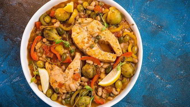 Рецепт сочного овощного рагу с лососем