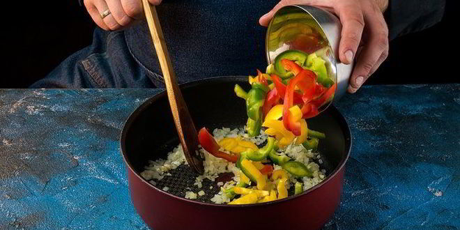 Рецепт сочного овощного рагу с лососем