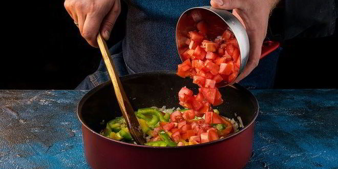 Рецепт сочного овощного рагу с лососем