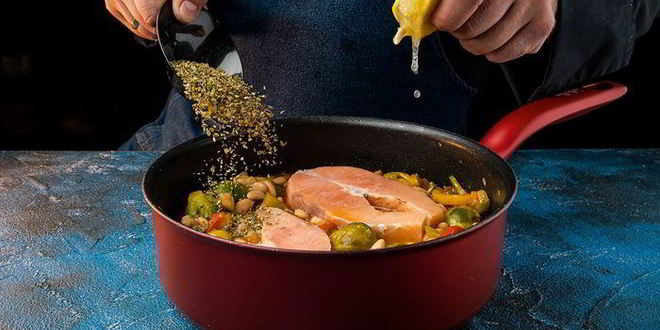 Рецепт сочного овощного рагу с лососем