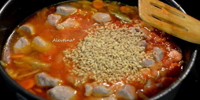 Рецепт свиного рагу с перловкой и клюквой