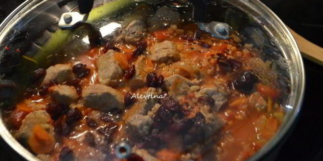 Рецепт свиного рагу с перловкой и клюквой