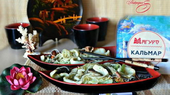 Рецепт рисовой лапши с кальмарами и шиитаке в воке