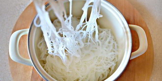 Рецепт рисовой лапши с кальмарами и шиитаке в воке