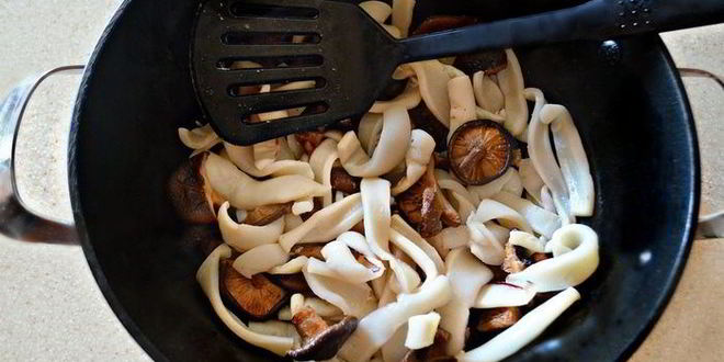 Рецепт рисовой лапши с кальмарами и шиитаке в воке