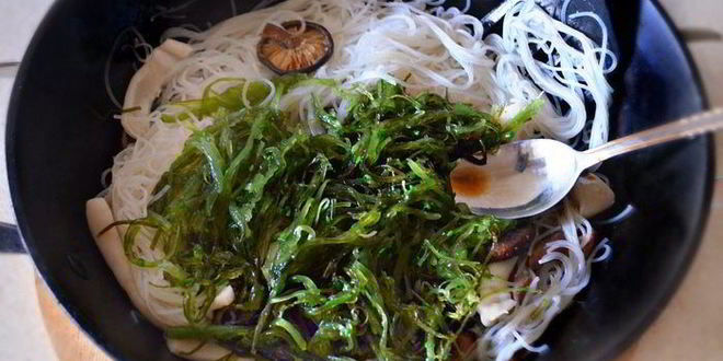 Рецепт рисовой лапши с кальмарами и шиитаке в воке