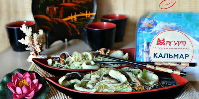 Рецепт рисовой лапши с кальмарами и шиитаке в воке